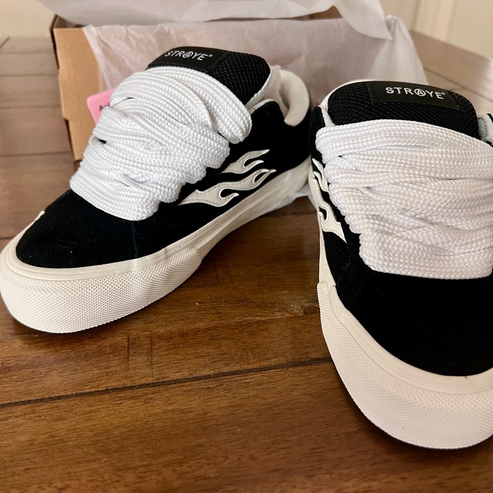 Straye Women's Black and White Athletic Shoes